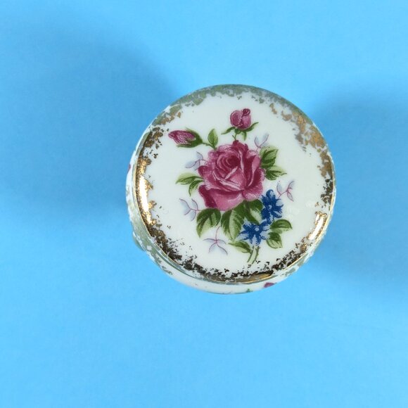 Small Japan floral trinket box on 3 curved legs, tooth fairy box, ring storage - Picture 2 of 10